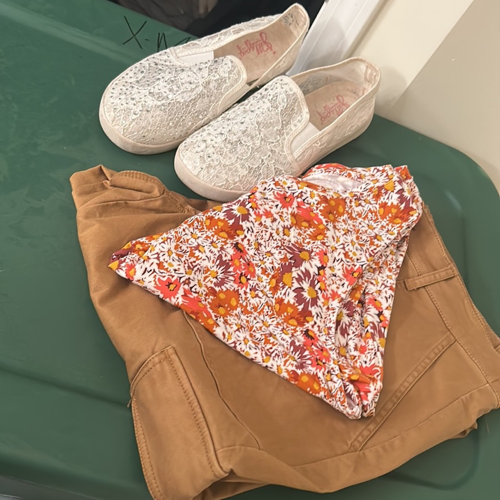 Women’s Up West khaki cargo pant- size large-